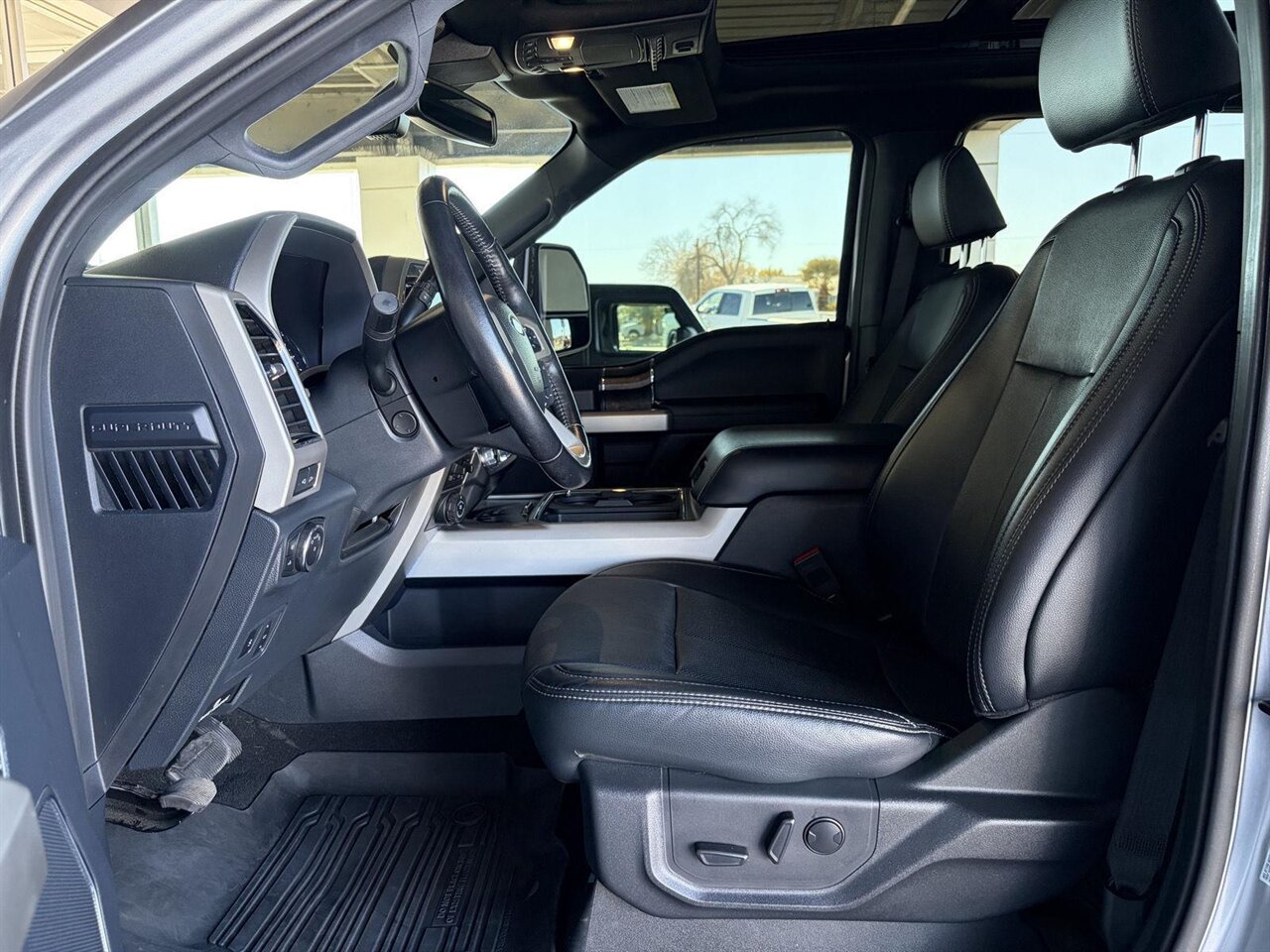2022 Ford F-250 Super Duty Lariat   - Photo 2 - Victorville, CA 92392