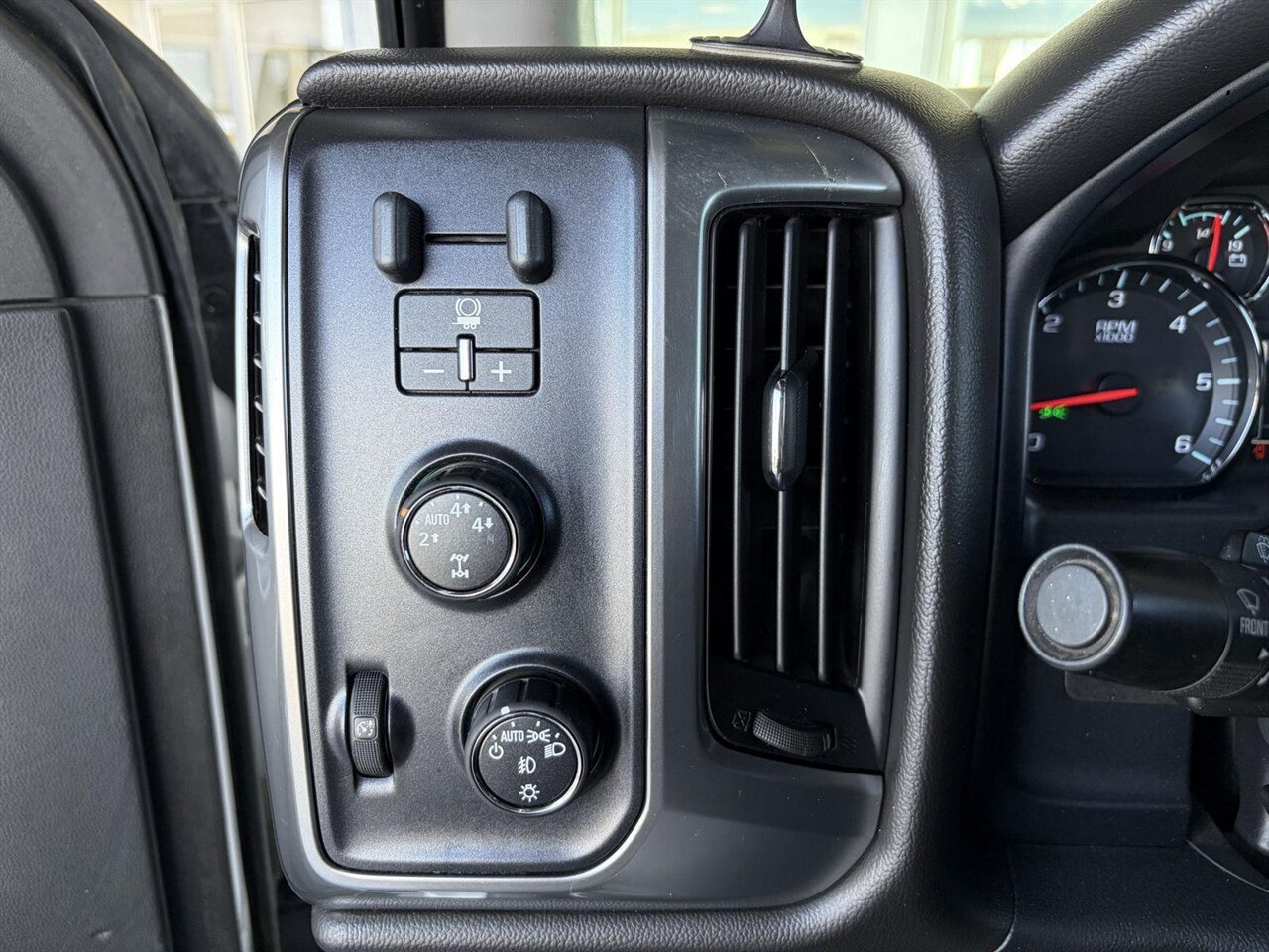 2014 Chevrolet Silverado 1500 LT Lifted Amp Steps - Photo 15 - Victorville, CA 92392