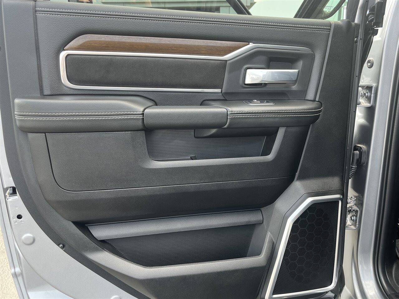 2024 RAM 2500 Laramie 4x4 Cummins Diesel | Only 200 Miles | $5,000 in Upgrades Included - Photo 22 - Victorville, CA 92392