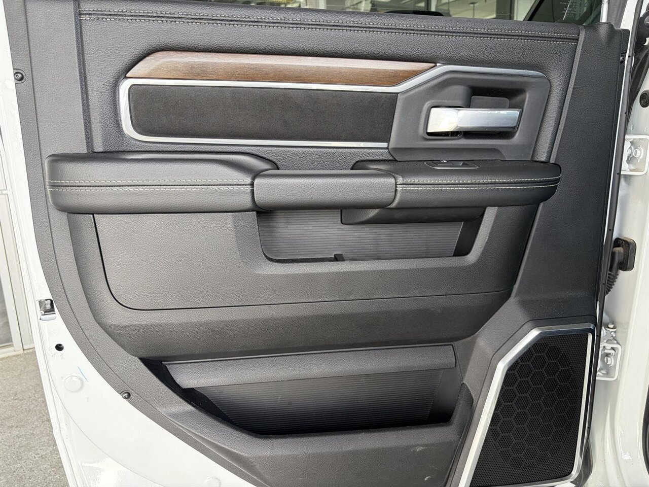 2024 RAM 2500 Laramie - Photo 15 - Victorville, CA 92392