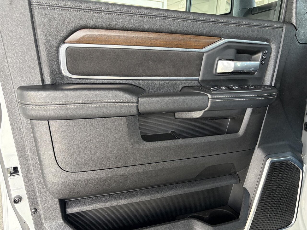 2024 RAM 2500 Laramie  Level Kit - Method Wheels - Nitto Tires - Photo 11 - Victorville, CA 92392