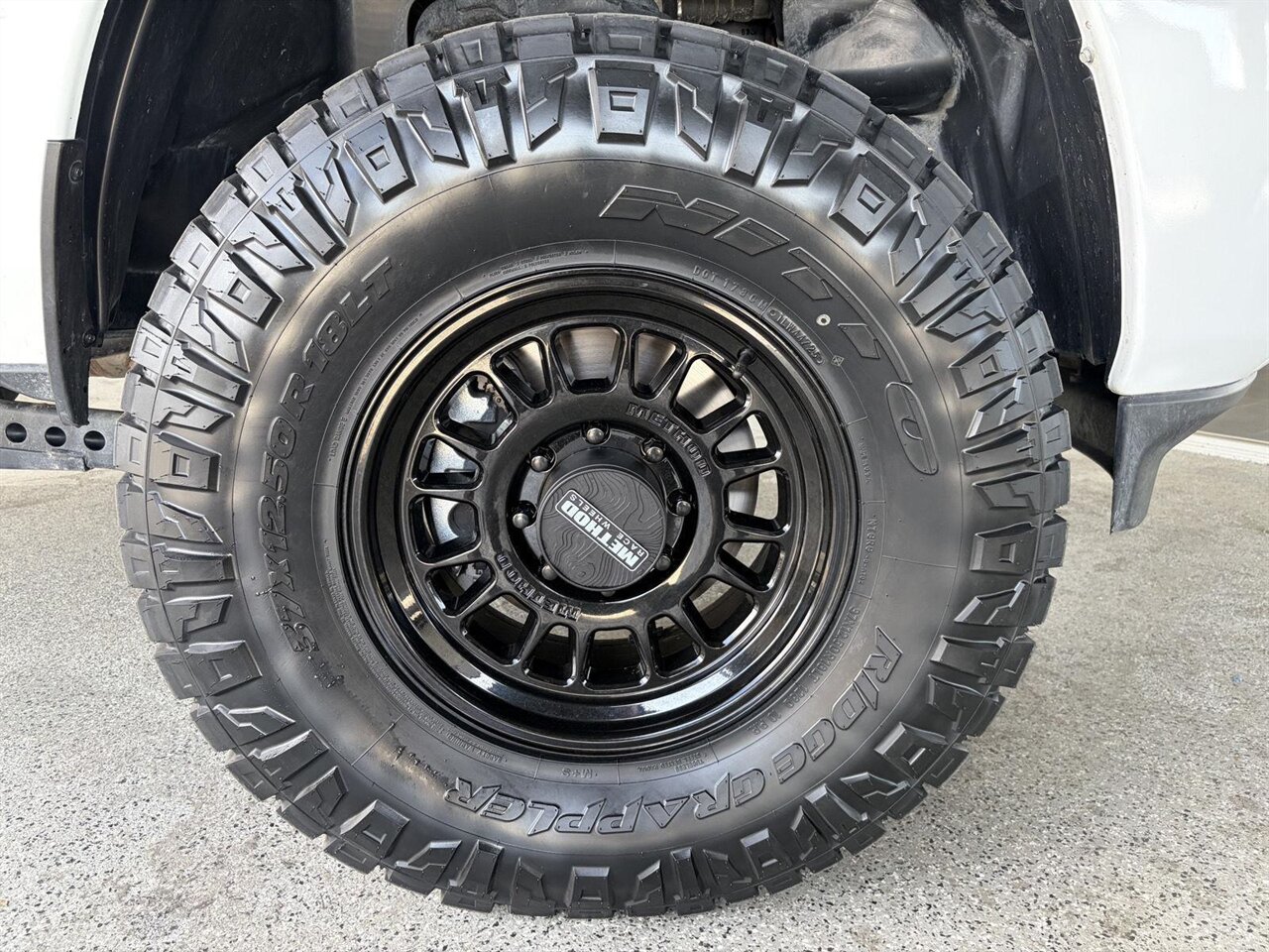 2024 RAM 2500 Laramie  Level Kit - Method Wheels - Nitto Tires - Photo 9 - Victorville, CA 92392
