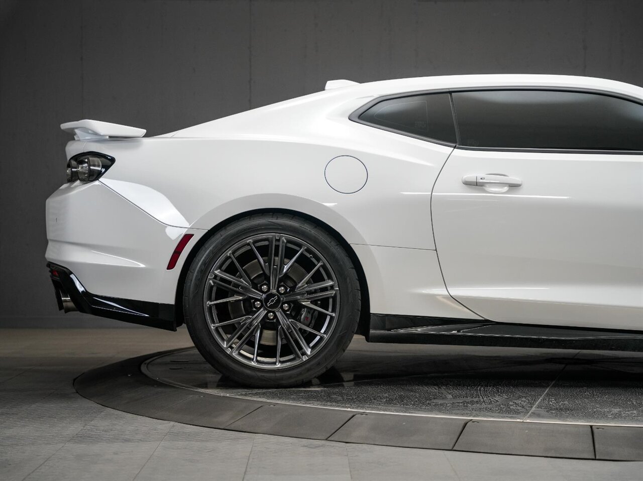 2022 Chevrolet Camaro ZL1 One Owner Clean Carfax / Carbon Fiber - Photo 6 - Victorville, CA 92392