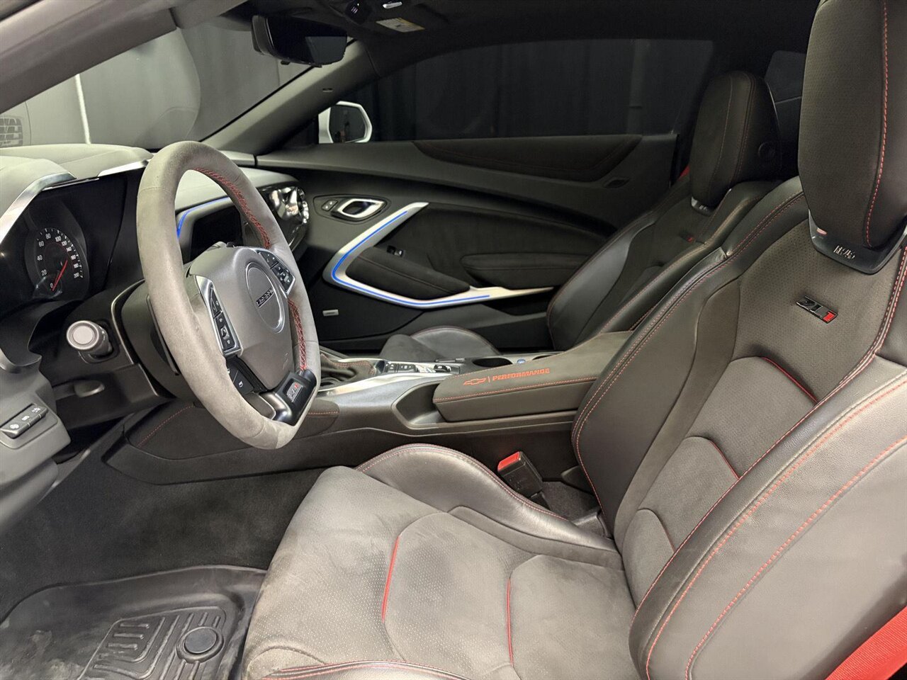 2022 Chevrolet Camaro ZL1  One Owner Clean Carfax / Carbon Fiber - Photo 2 - Victorville, CA 92392