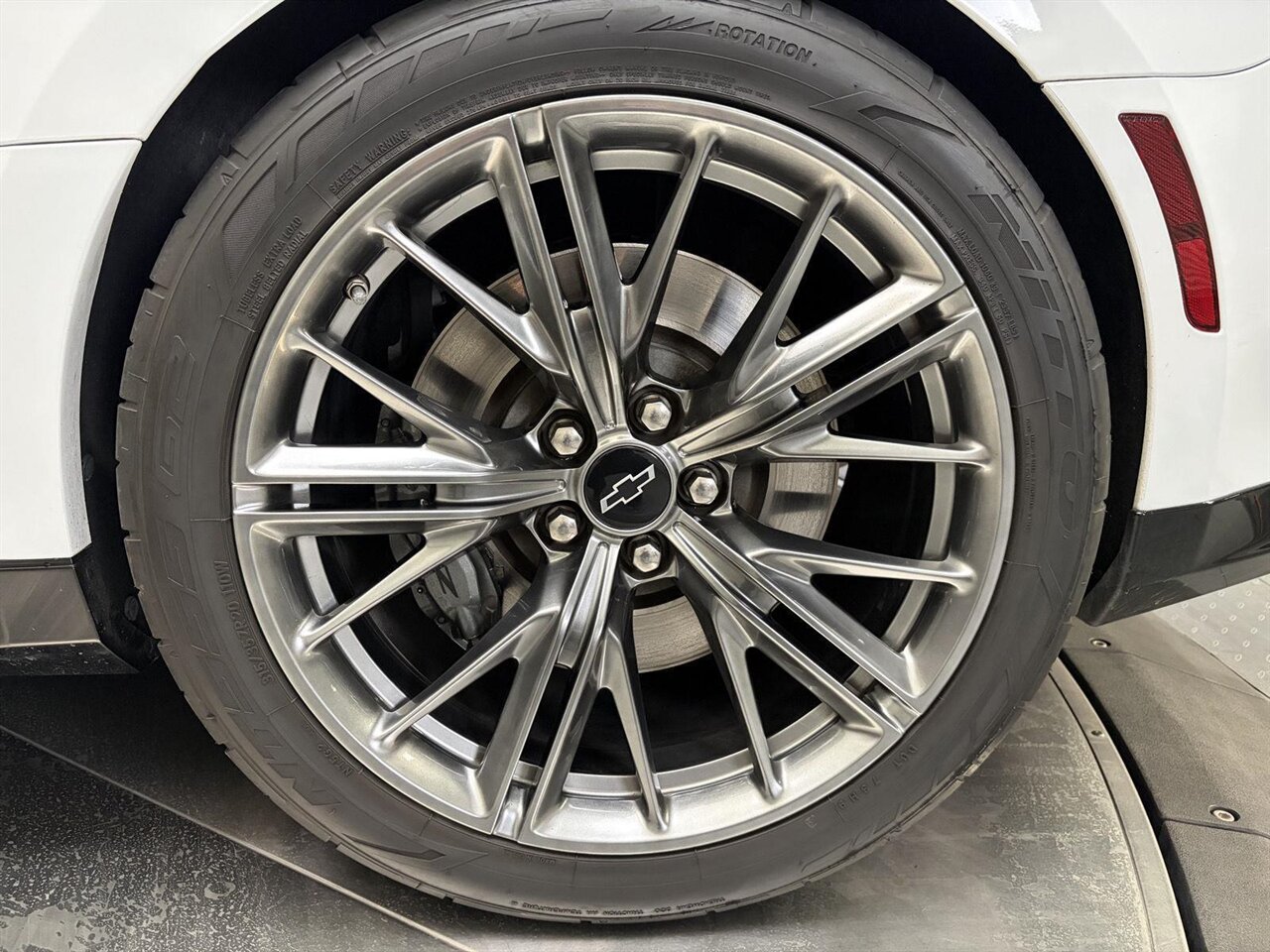 2022 Chevrolet Camaro ZL1 One Owner Clean Carfax / Carbon Fiber - Photo 16 - Victorville, CA 92392