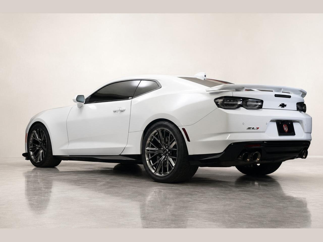 2022 Chevrolet Camaro ZL1  One Owner Clean Carfax / Carbon Fiber - Photo 11 - Victorville, CA 92392