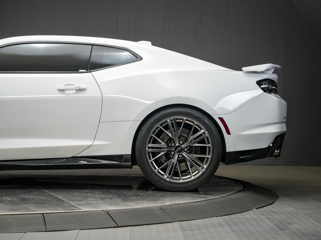 2022 Chevrolet Camaro ZL1 One Owner Clean Carfax / Carbon Fiber - Photo 12 - Victorville, CA 92392