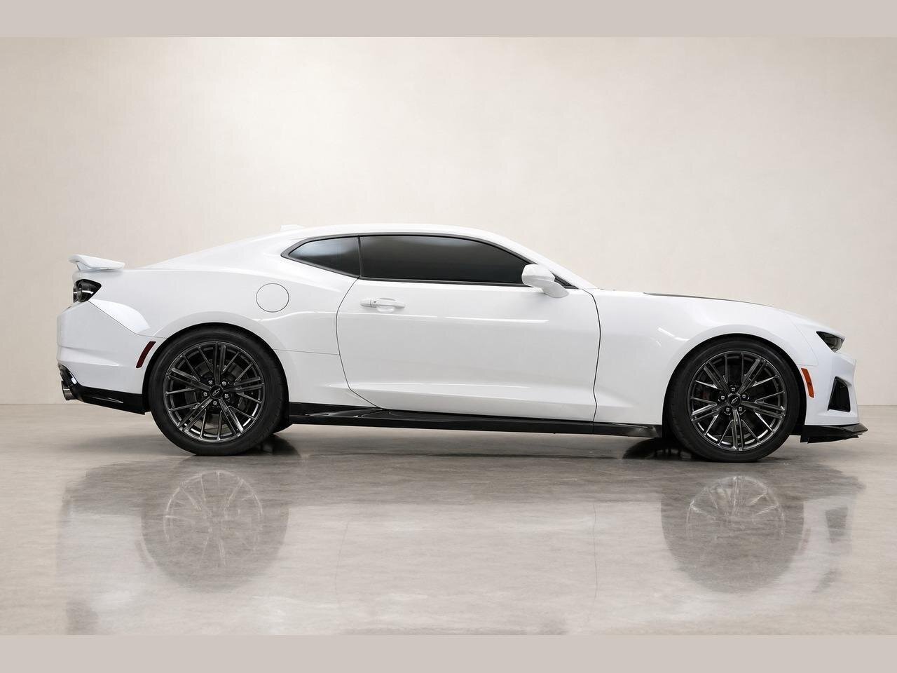 2022 Chevrolet Camaro ZL1  One Owner Clean Carfax / Carbon Fiber - Photo 3 - Victorville, CA 92392