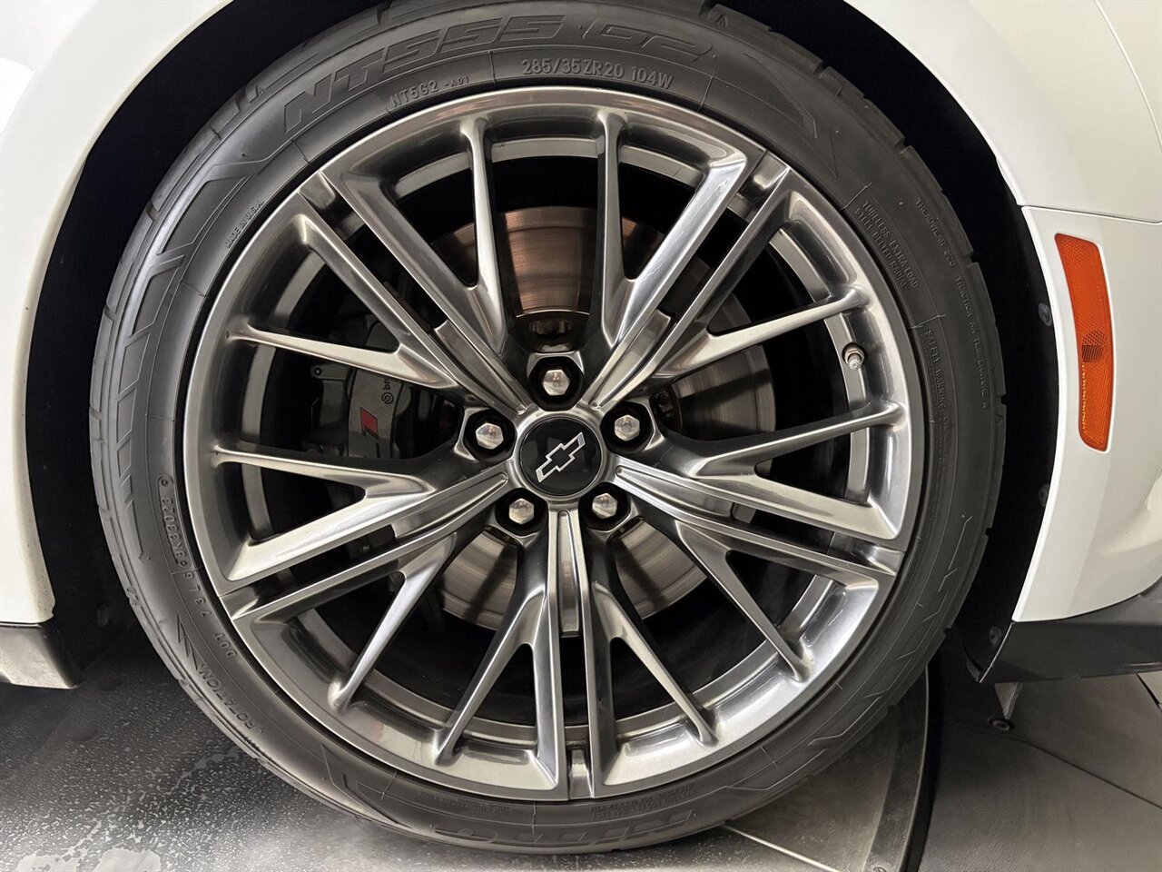 2022 Chevrolet Camaro ZL1 One Owner Clean Carfax / Carbon Fiber - Photo 18 - Victorville, CA 92392