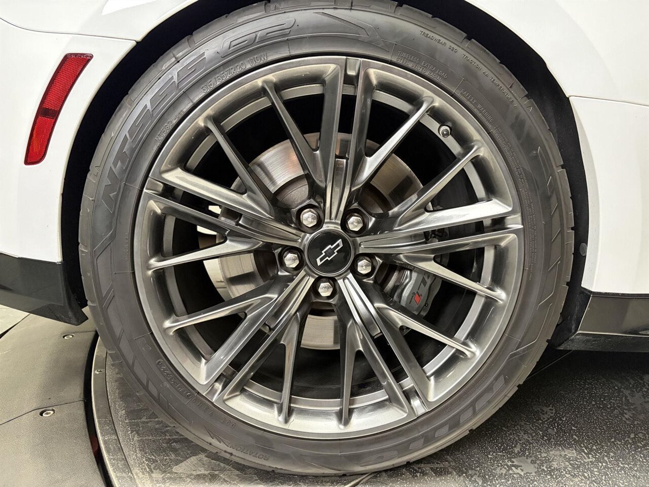 2022 Chevrolet Camaro ZL1 One Owner Clean Carfax / Carbon Fiber - Photo 19 - Victorville, CA 92392