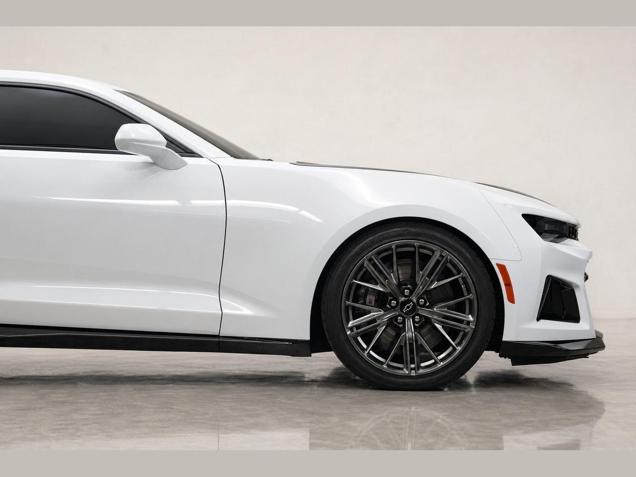 2022 Chevrolet Camaro ZL1  One Owner Clean Carfax / Carbon Fiber - Photo 6 - Victorville, CA 92392