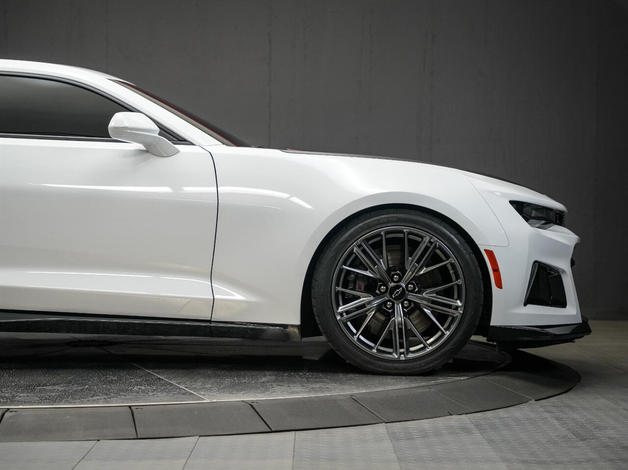 2022 Chevrolet Camaro ZL1 One Owner Clean Carfax / Carbon Fiber - Photo 4 - Victorville, CA 92392