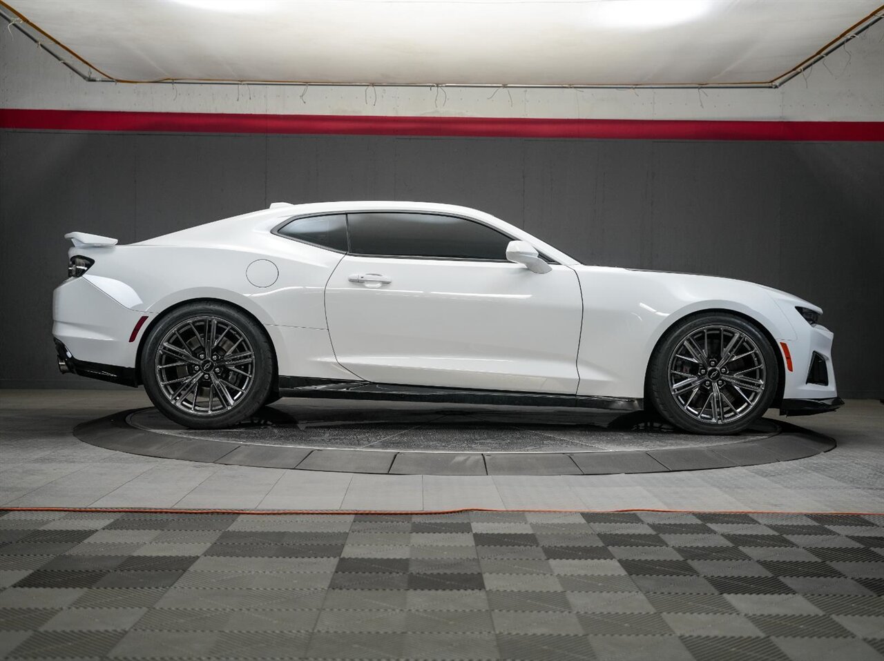 2022 Chevrolet Camaro ZL1 One Owner Clean Carfax / Carbon Fiber - Photo 5 - Victorville, CA 92392