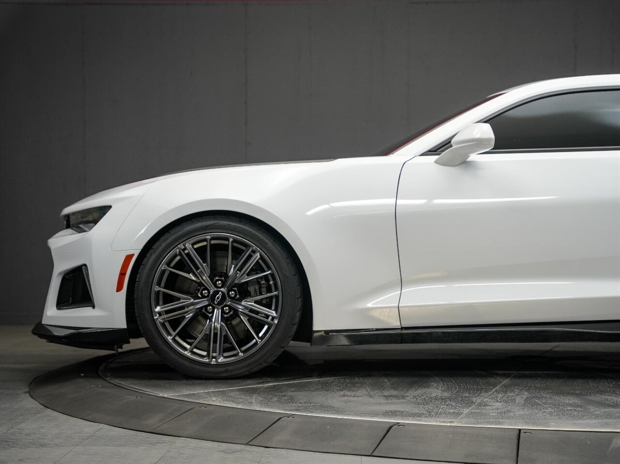 2022 Chevrolet Camaro ZL1 One Owner Clean Carfax / Carbon Fiber - Photo 11 - Victorville, CA 92392