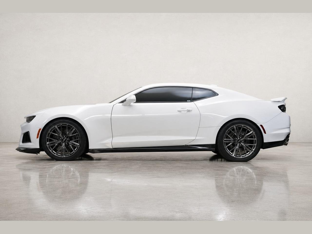 2022 Chevrolet Camaro ZL1  One Owner Clean Carfax / Carbon Fiber - Photo 4 - Victorville, CA 92392