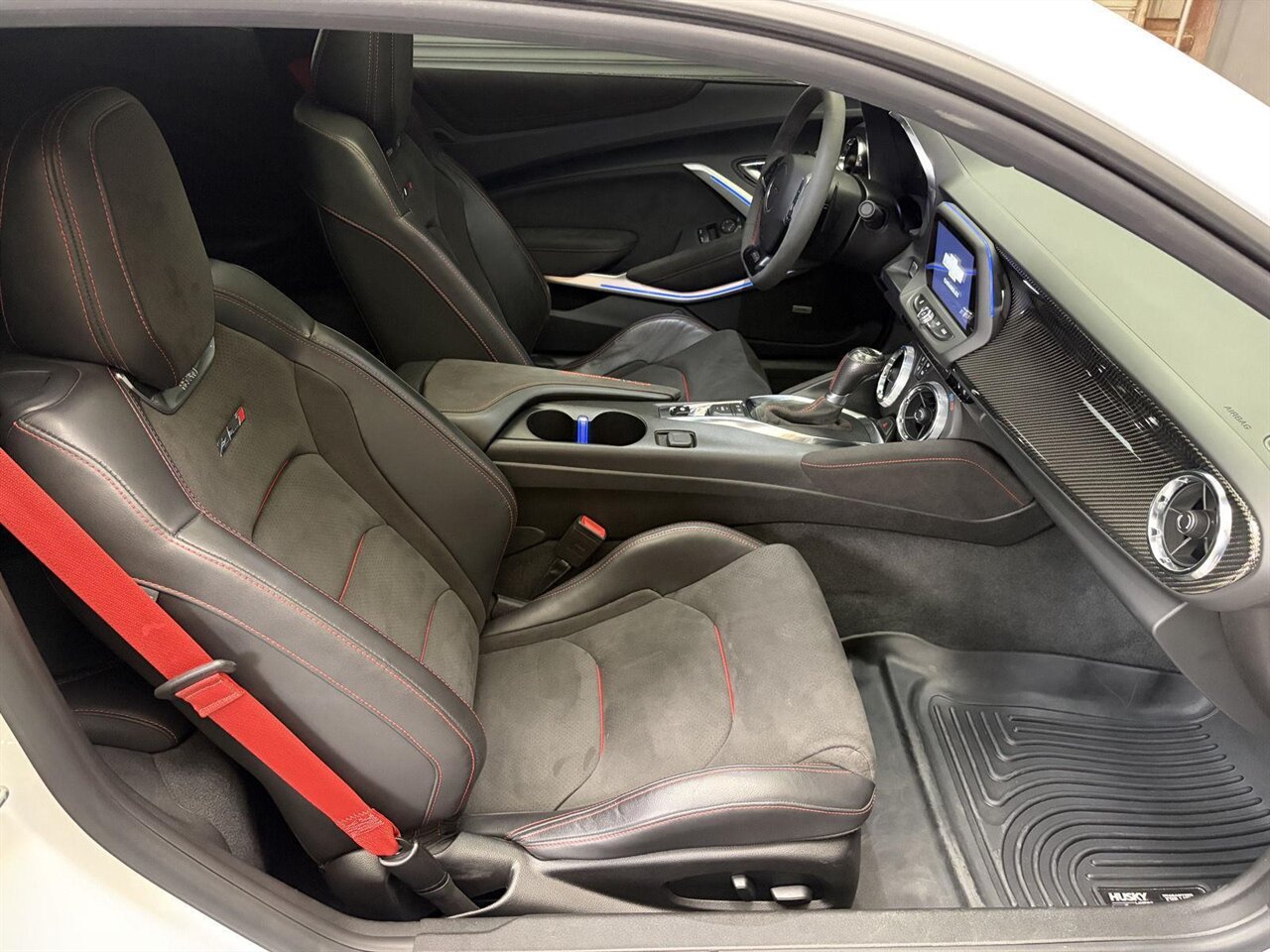 2022 Chevrolet Camaro ZL1  One Owner Clean Carfax / Carbon Fiber - Photo 31 - Victorville, CA 92392