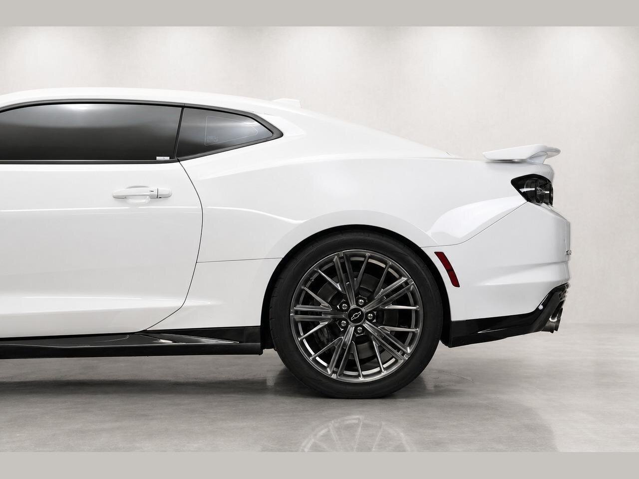 2022 Chevrolet Camaro ZL1  One Owner Clean Carfax / Carbon Fiber - Photo 12 - Victorville, CA 92392