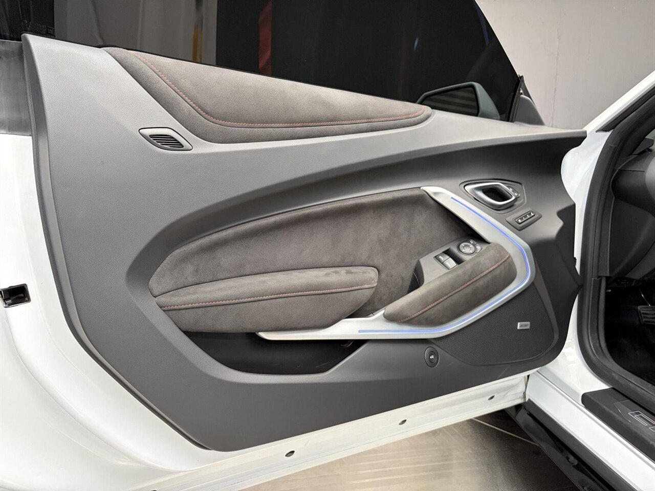 2022 Chevrolet Camaro ZL1  One Owner Clean Carfax / Carbon Fiber - Photo 21 - Victorville, CA 92392