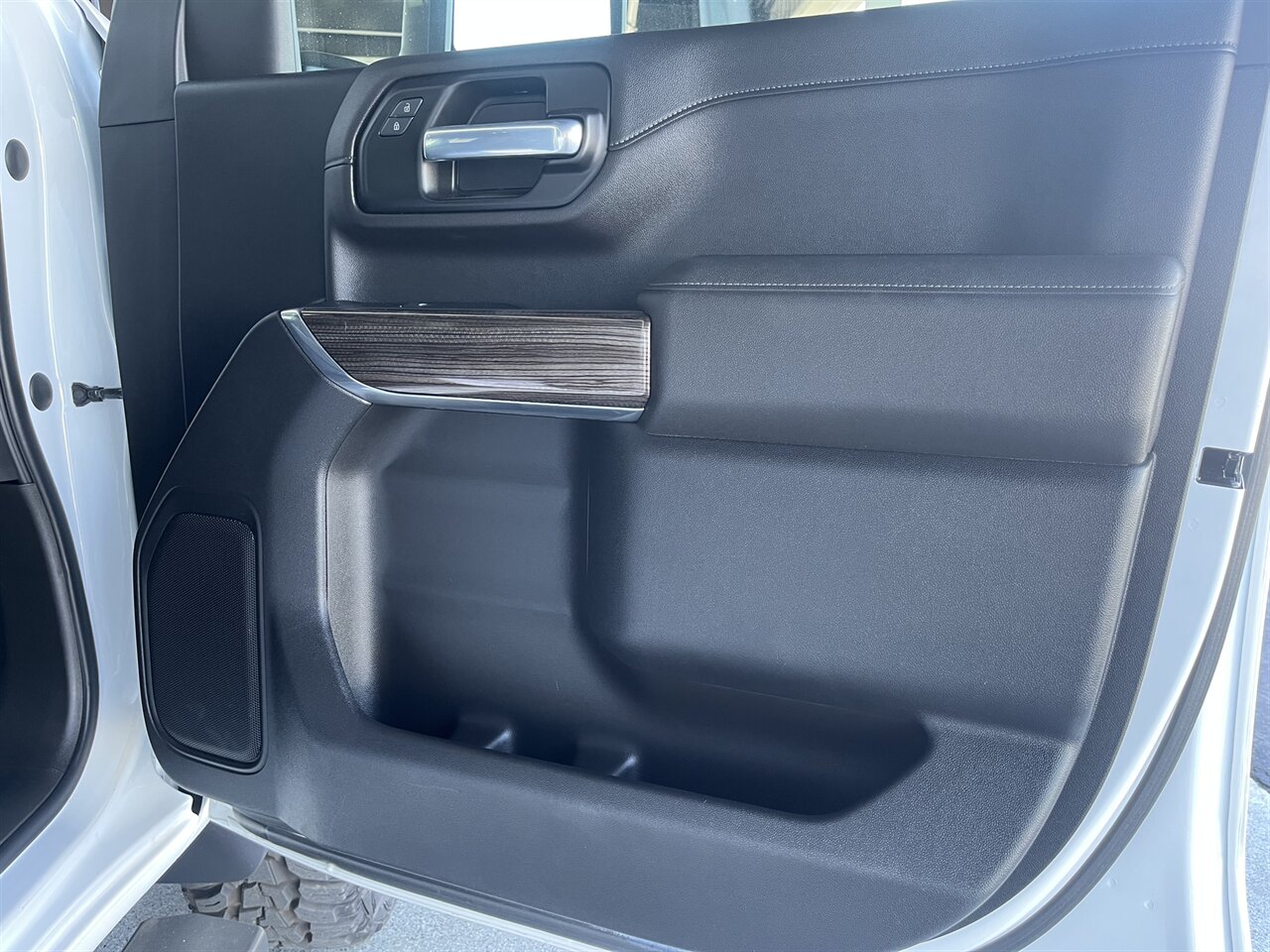 2021 Chevrolet Silverado 2500HD LT Diesel 4x4 - Custom Upgrades - 5th Wheel Prep Package - Photo 23 - Victorville, CA 92392