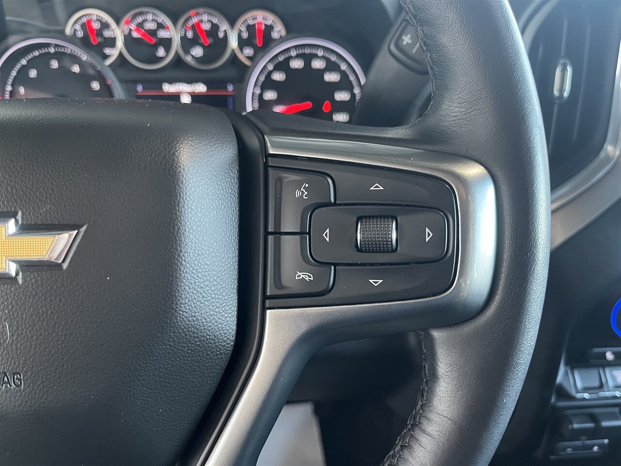 2021 Chevrolet Silverado 2500HD LT Diesel 4x4 - Custom Upgrades - 5th Wheel Prep Package - Photo 18 - Victorville, CA 92392