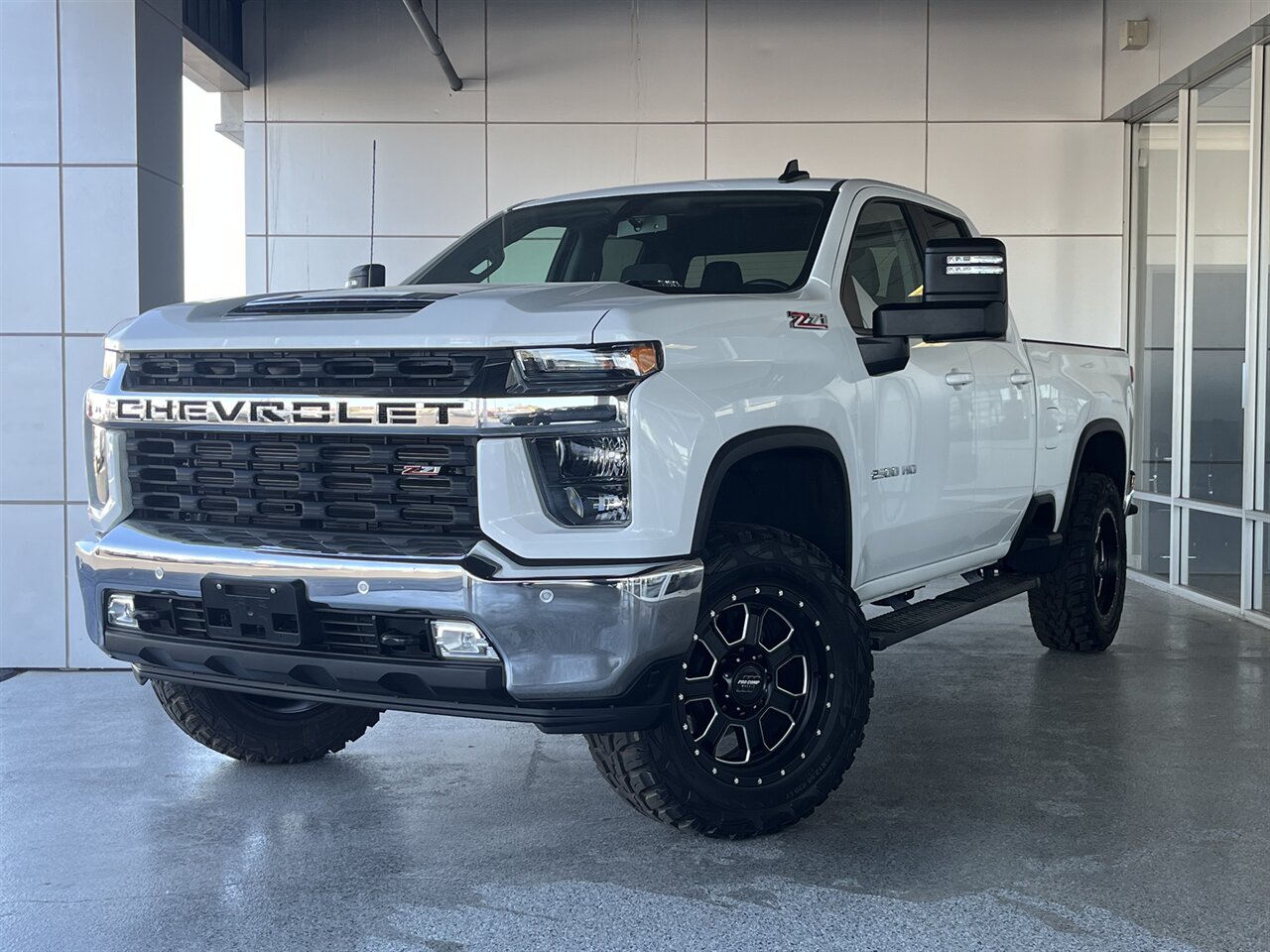 2021 Chevrolet Silverado 2500HD LT Diesel 4x4 - Custom Upgrades - 5th Wheel Prep Package - Photo 2 - Victorville, CA 92392