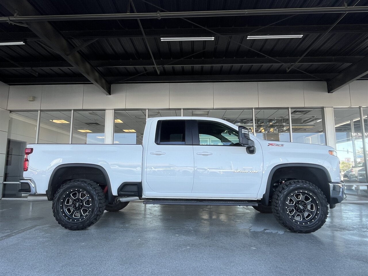 2021 Chevrolet Silverado 2500HD LT Diesel 4x4 - Custom Upgrades - 5th Wheel Prep Package - Photo 7 - Victorville, CA 92392