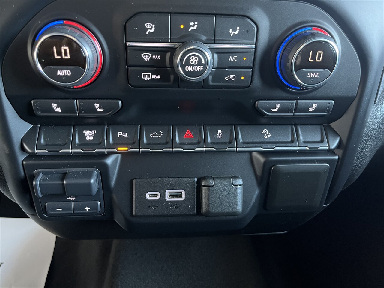 2021 Chevrolet Silverado 2500HD LT Diesel 4x4 - Custom Upgrades - 5th Wheel Prep Package - Photo 17 - Victorville, CA 92392