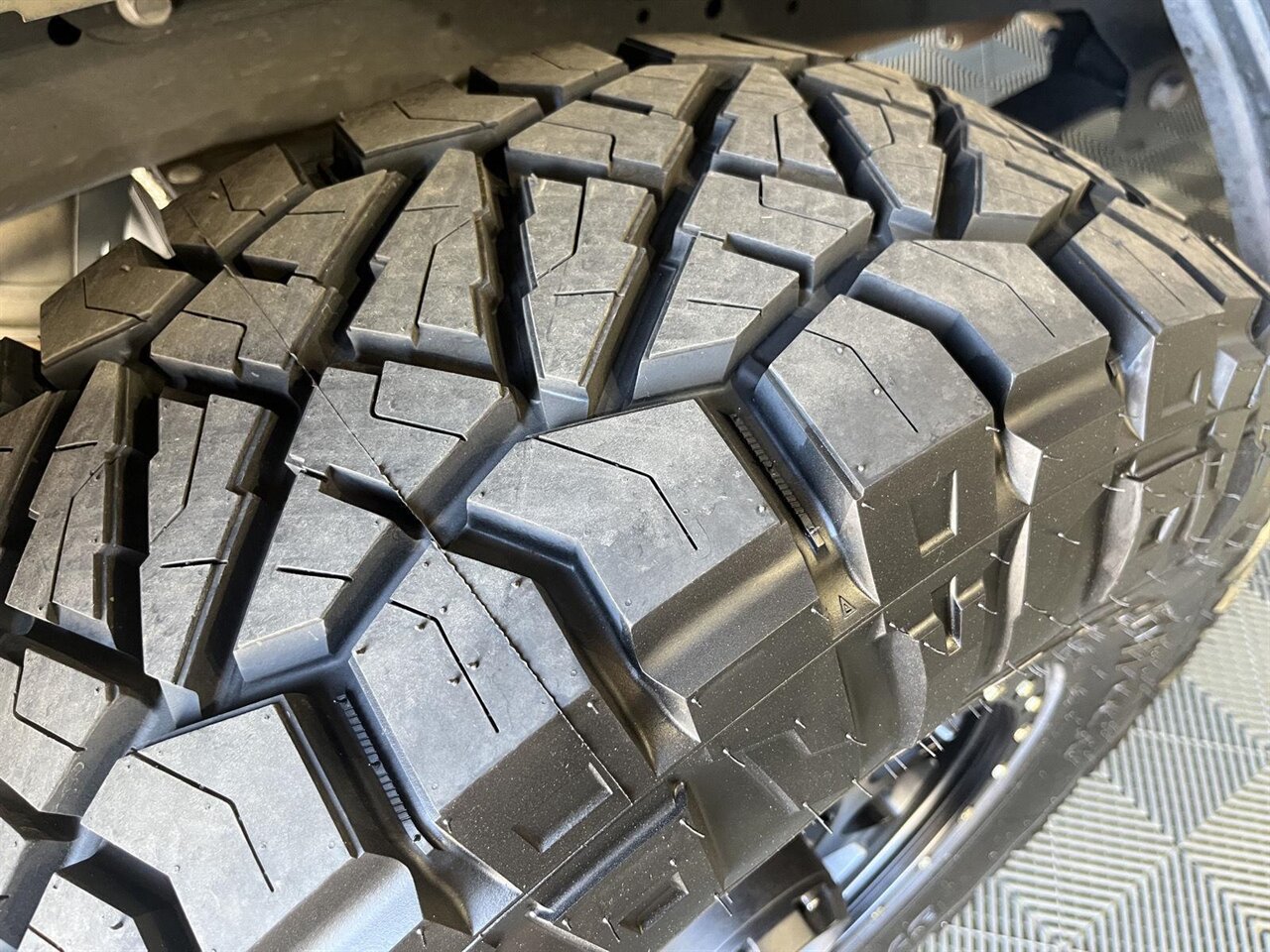 2024 Ford F-250 Super Duty Lariat Custom Lifted with 37's - Photo 12 - Victorville, CA 92392