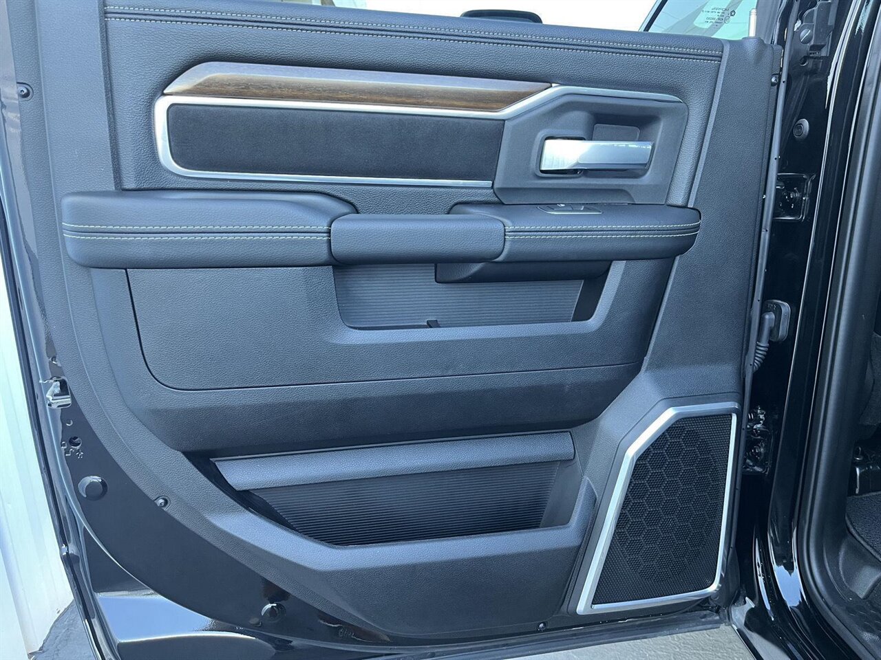 2024 RAM 2500 Laramie   - Photo 24 - Victorville, CA 92392