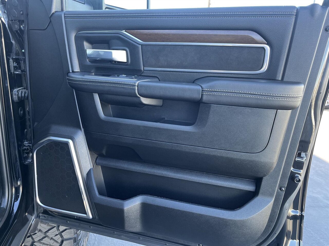 2024 RAM 2500 Laramie   - Photo 31 - Victorville, CA 92392