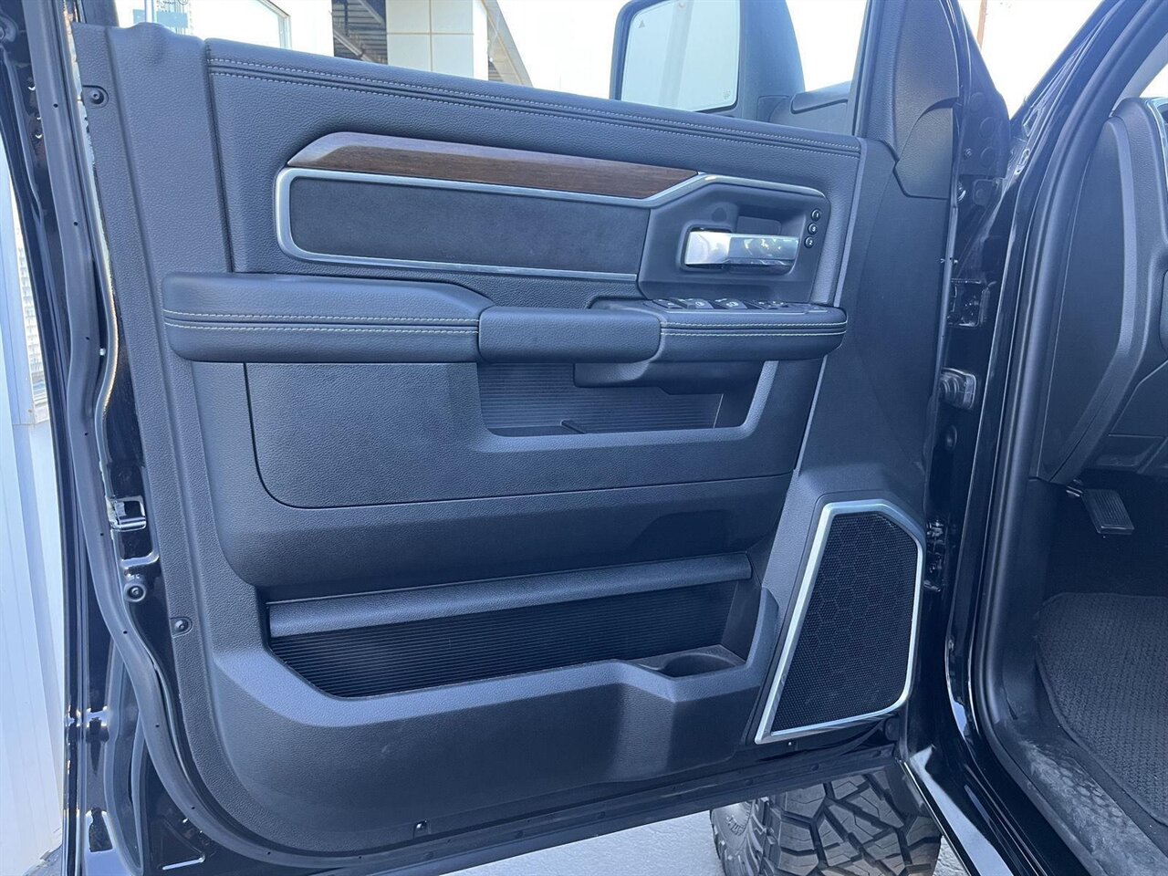 2024 RAM 2500 Laramie   - Photo 13 - Victorville, CA 92392