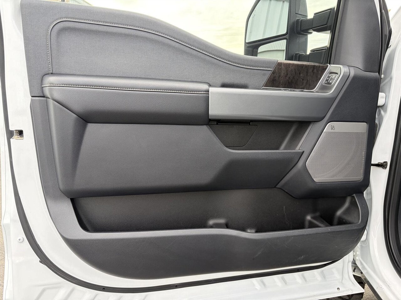 2024 Ford F-250 Super Duty Lariat   - Photo 10 - Victorville, CA 92392