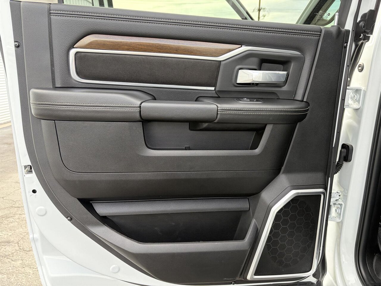 2024 RAM 2500 Laramie - Photo 17 - Victorville, CA 92392