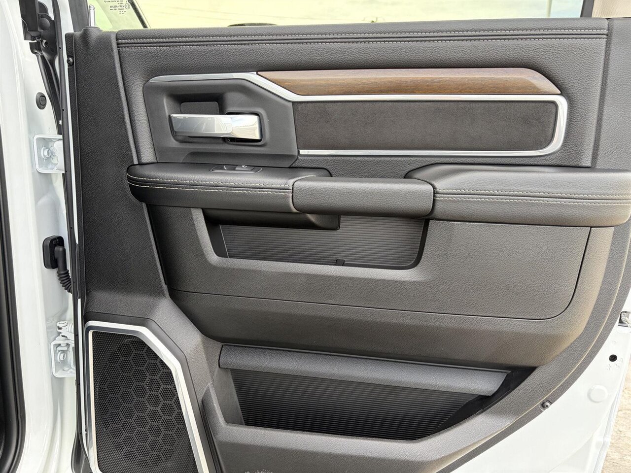 2024 RAM 2500 Laramie - Photo 23 - Victorville, CA 92392