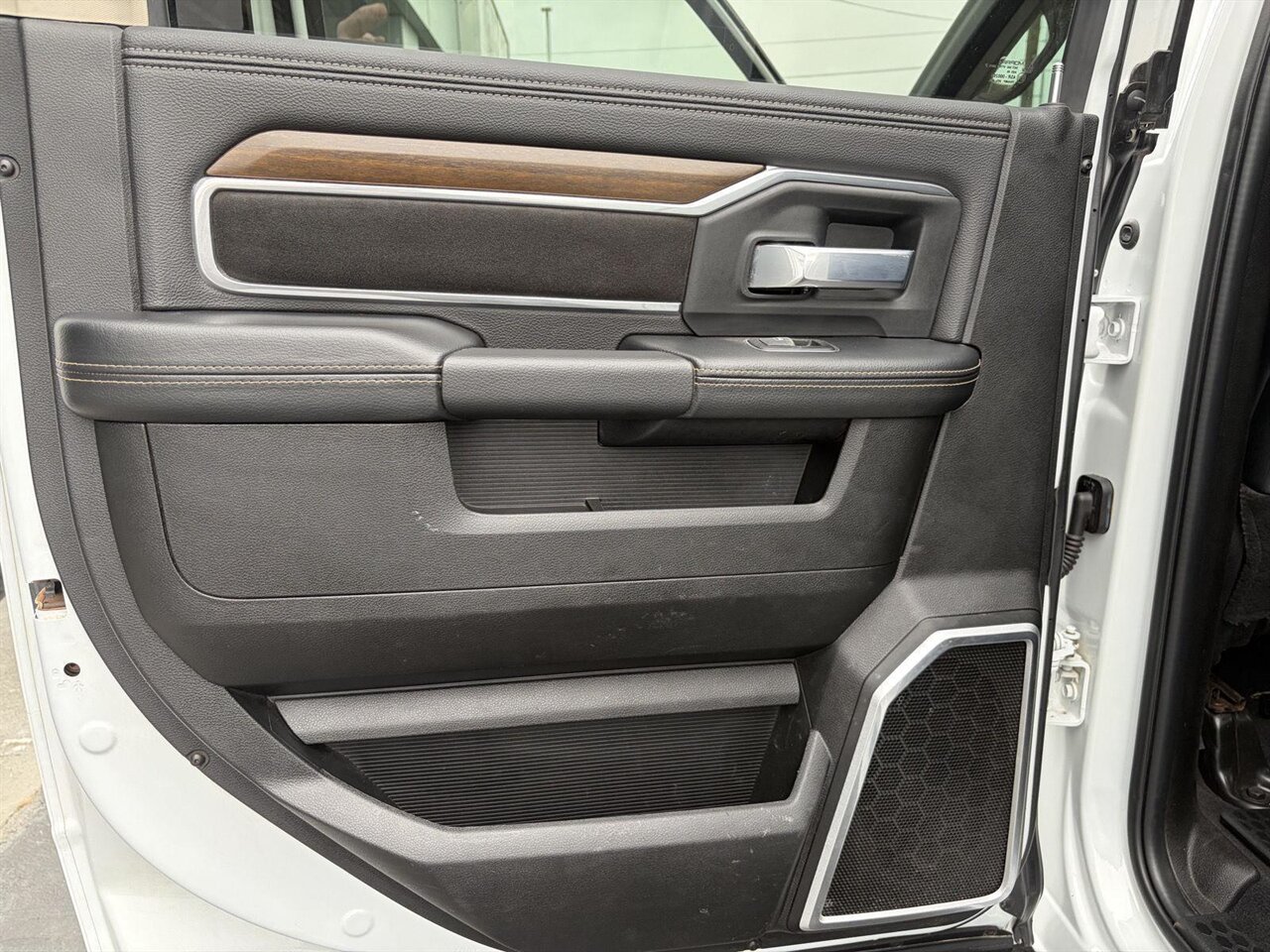 2024 RAM 2500 Laramie   - Photo 18 - Victorville, CA 92392