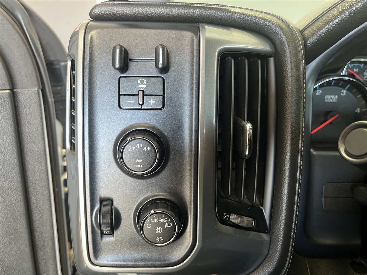 2018 Chevrolet Silverado 2500HD LTZ - Photo 20 - Victorville, CA 92392