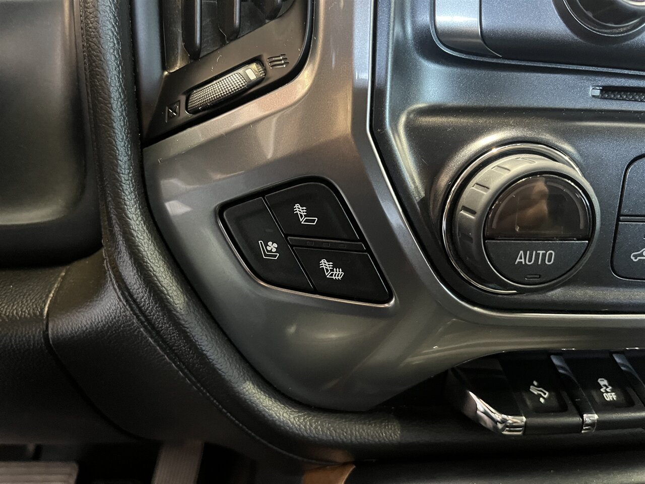 2018 Chevrolet Silverado 2500HD LTZ - Photo 22 - Victorville, CA 92392