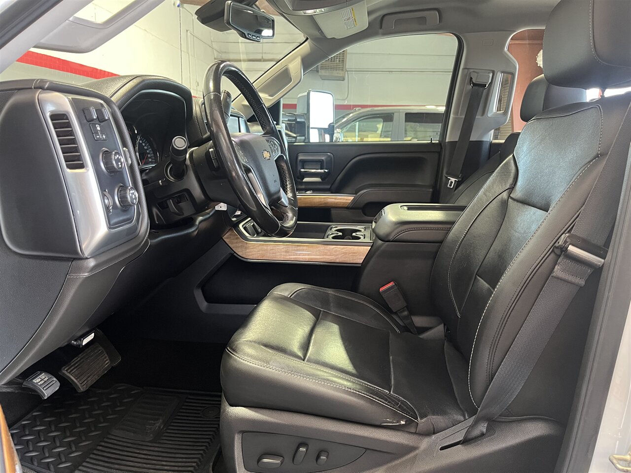 2018 Chevrolet Silverado 2500HD LTZ - Photo 2 - Victorville, CA 92392