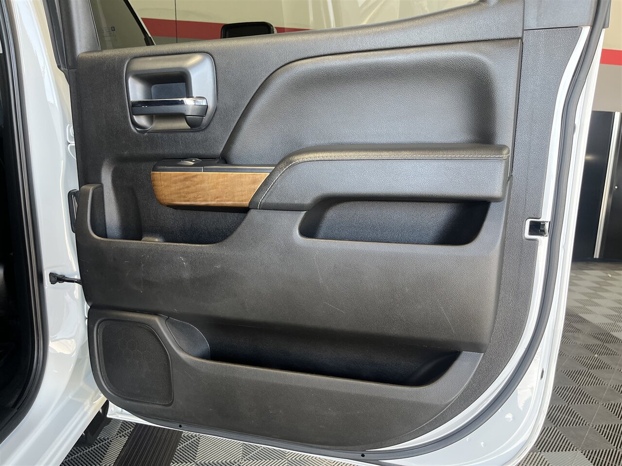 2018 Chevrolet Silverado 2500HD LTZ - Photo 32 - Victorville, CA 92392