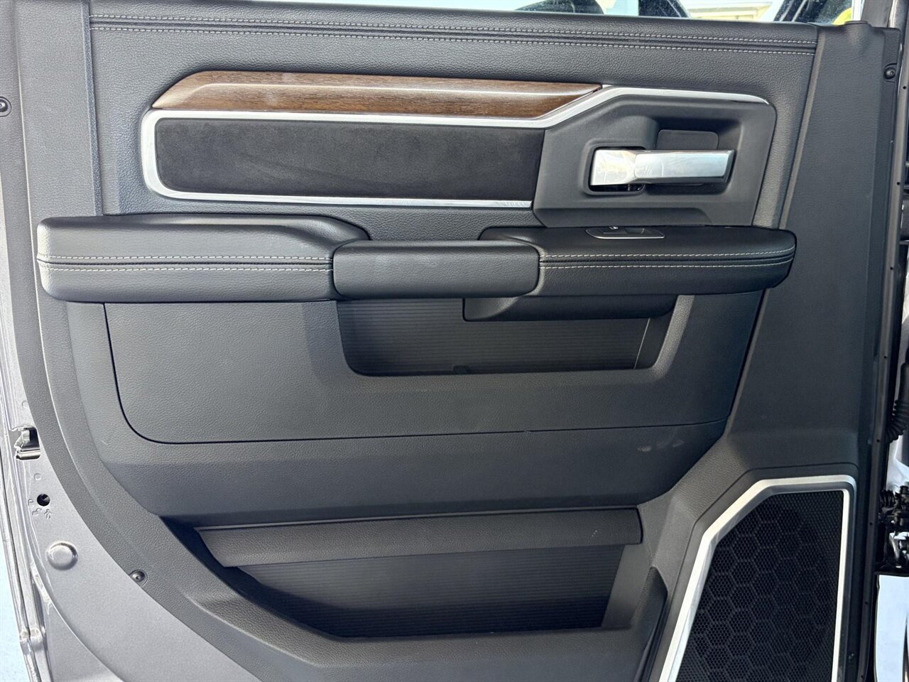 2024 RAM 2500 Laramie - Photo 25 - Victorville, CA 92392