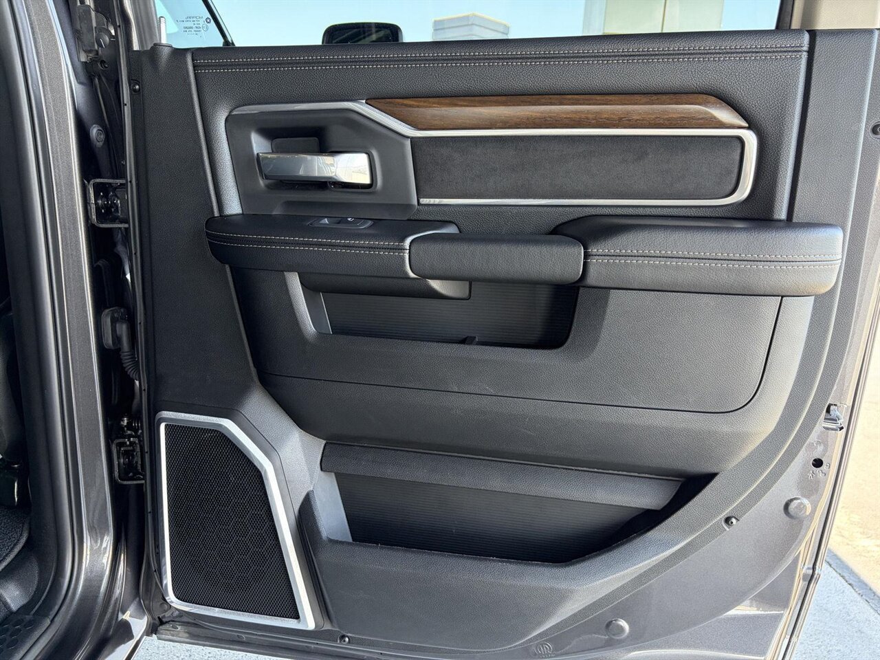 2024 RAM 2500 Laramie - Photo 30 - Victorville, CA 92392