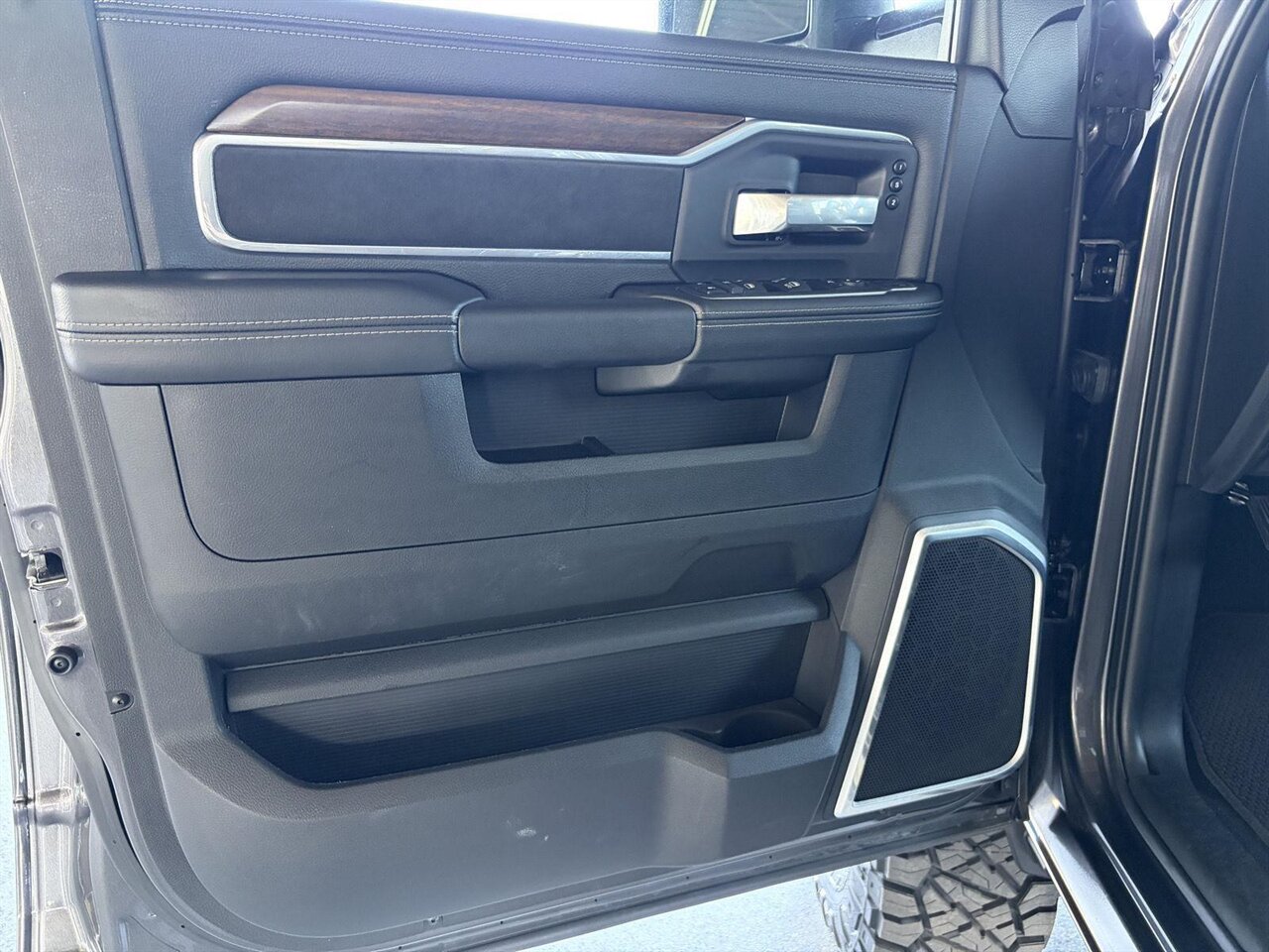 2024 RAM 2500 Laramie - Photo 13 - Victorville, CA 92392