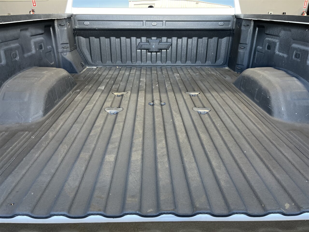 2022 Chevrolet Silverado 2500HD LT   - Photo 12 - Victorville, CA 92392