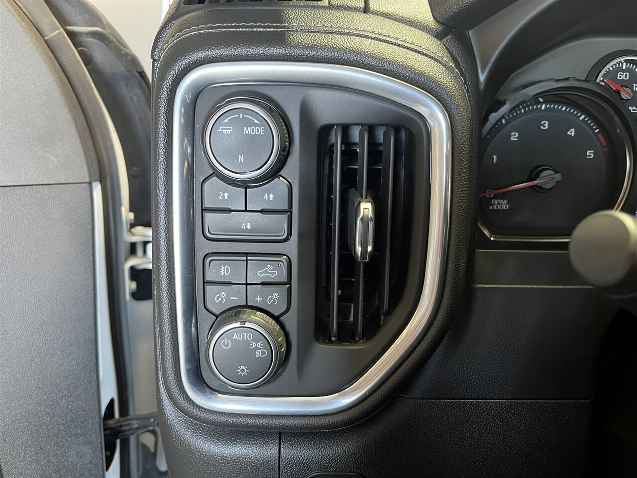 2022 Chevrolet Silverado 2500HD LT   - Photo 14 - Victorville, CA 92392