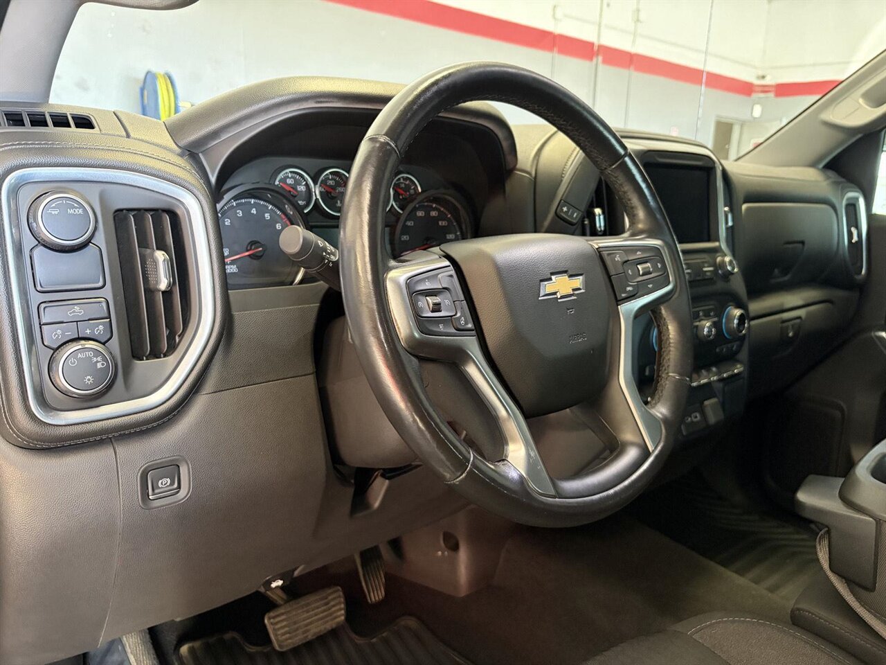 2020 Chevrolet Silverado 1500 LT - Photo 10 - Victorville, CA 92392