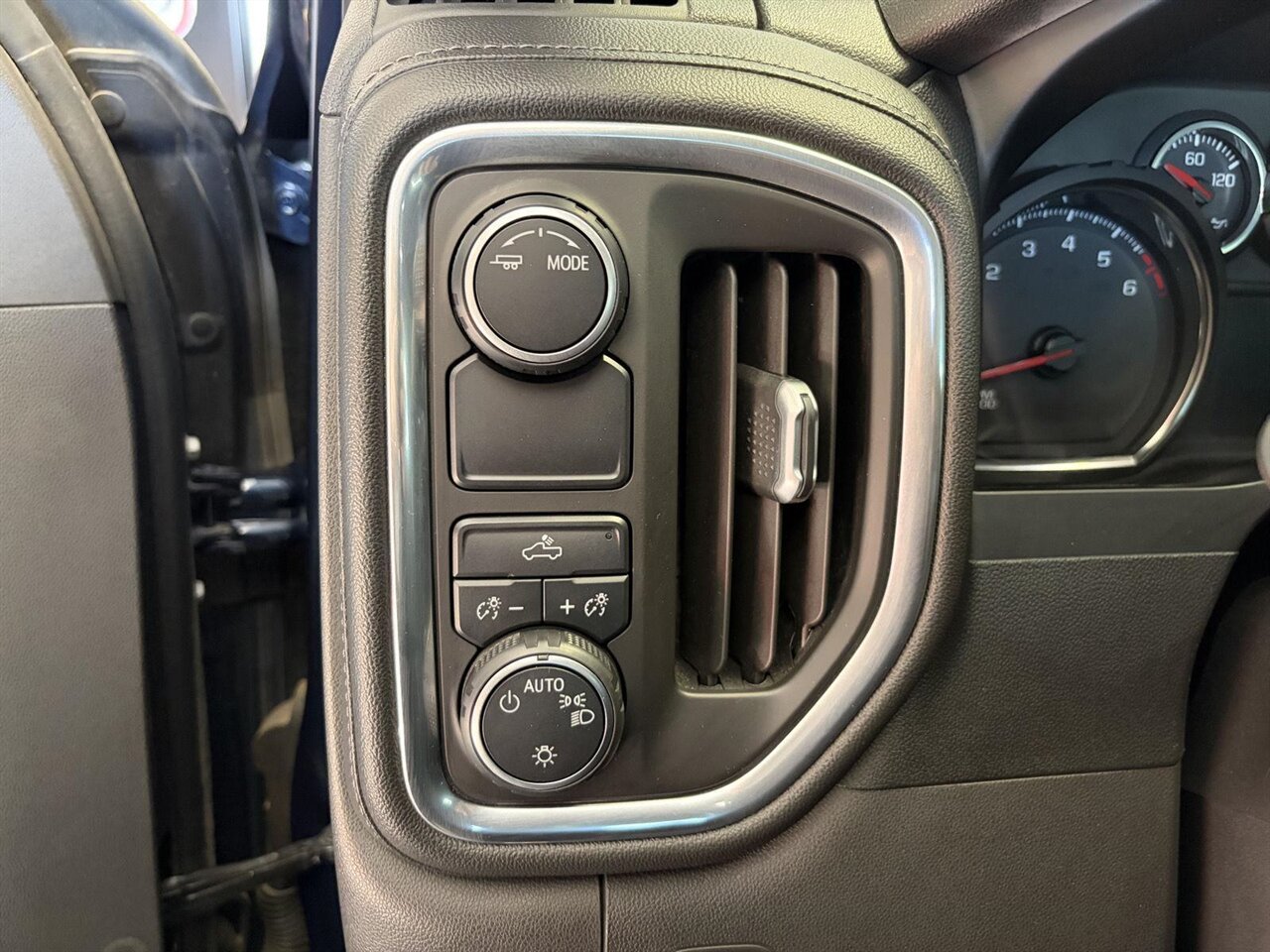 2020 Chevrolet Silverado 1500 LT - Photo 12 - Victorville, CA 92392