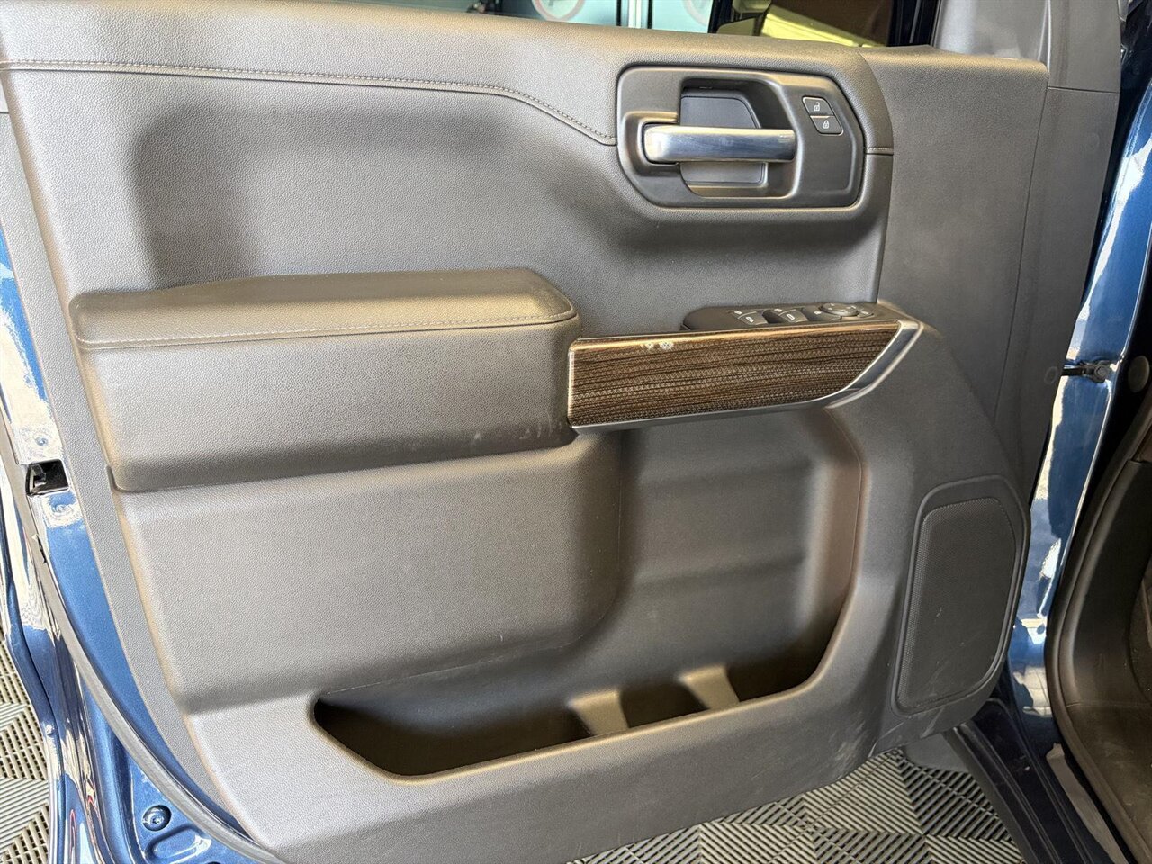 2020 Chevrolet Silverado 1500 LT - Photo 11 - Victorville, CA 92392