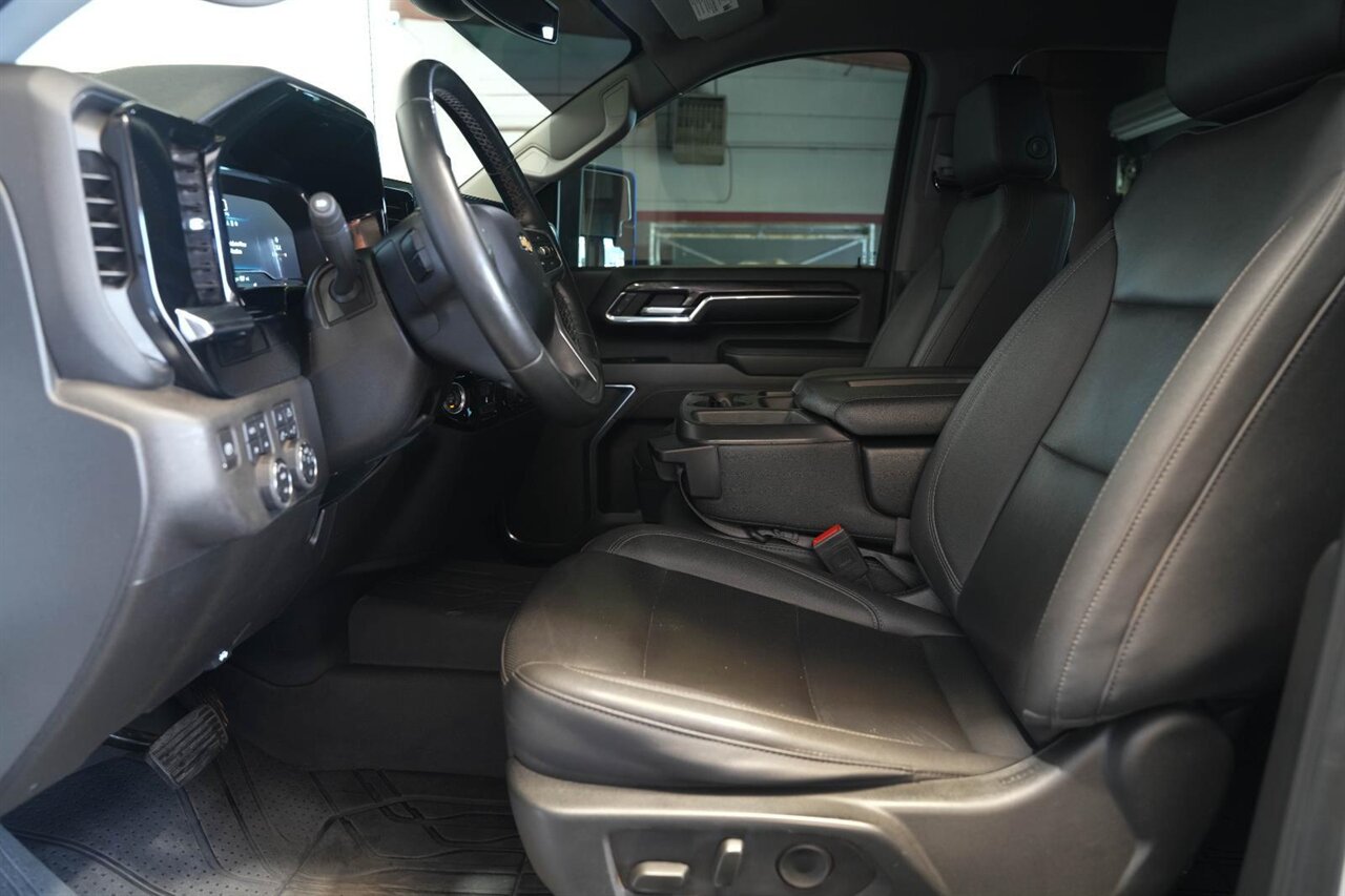 2024 Chevrolet Silverado 2500HD LTZ photo 2