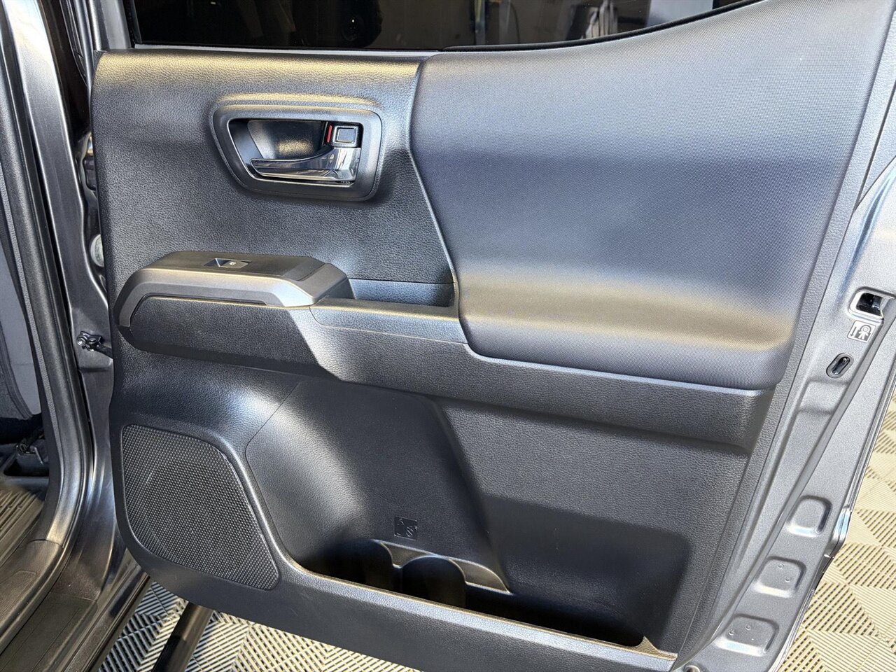 2018 Toyota Tacoma TRD Off-Road   - Photo 25 - Victorville, CA 92392