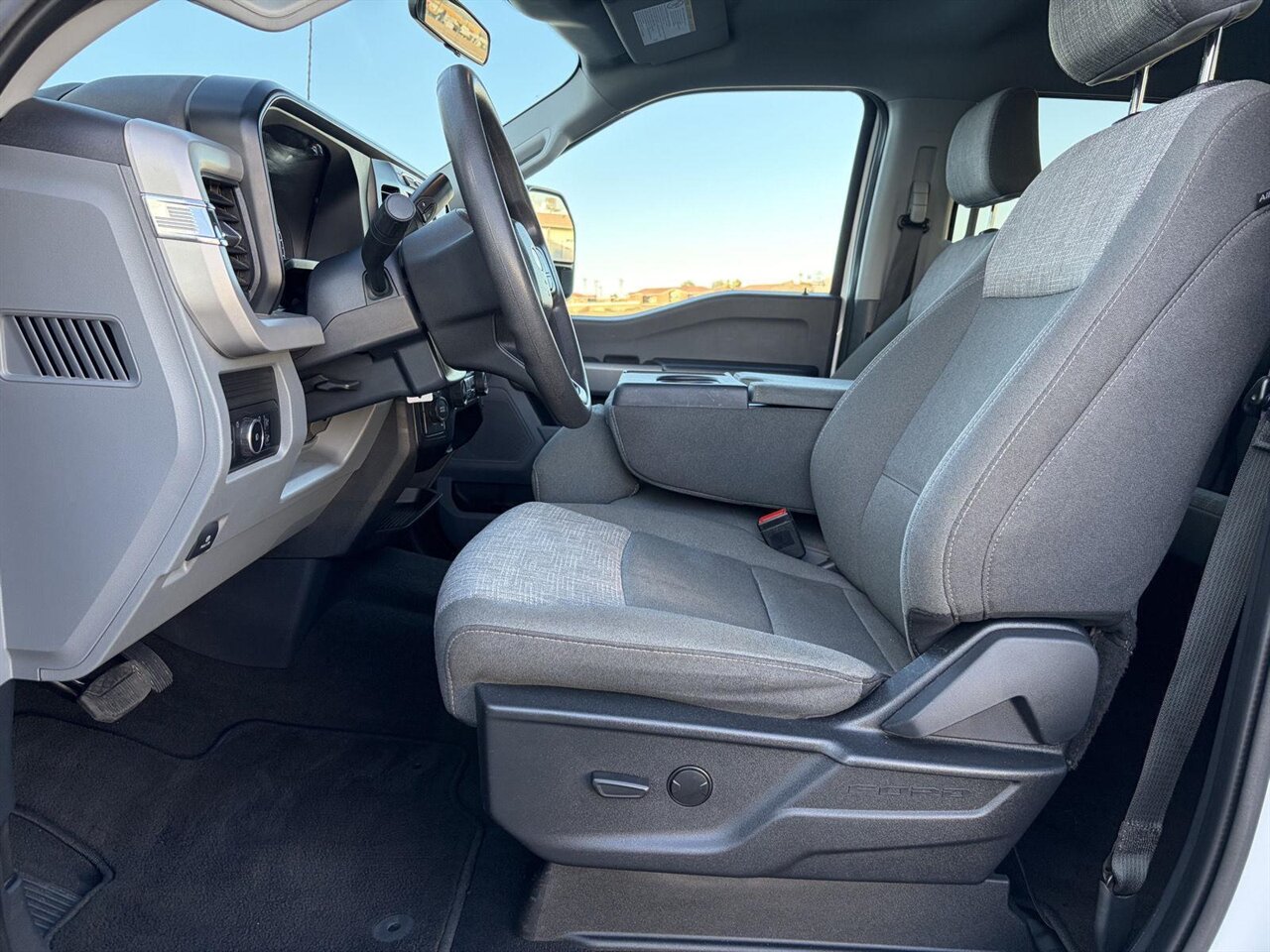 2024 Ford F-250 Super Duty XLT   - Photo 2 - Victorville, CA 92392